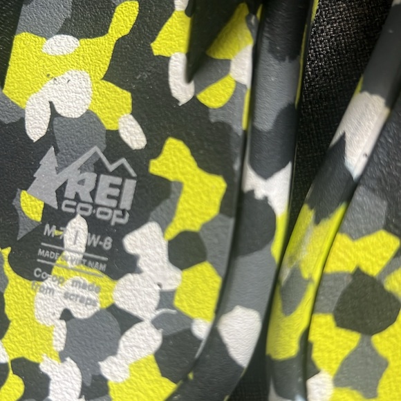 Brand new flip flops - Picture 2 of 3